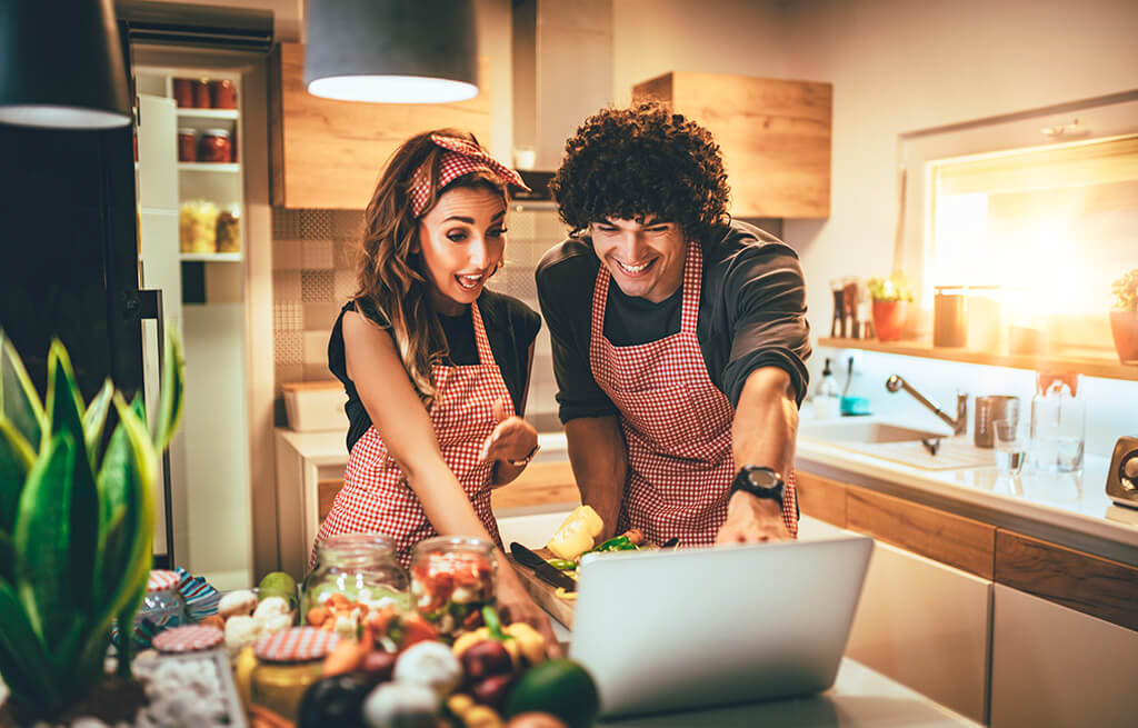 chicos cocinando